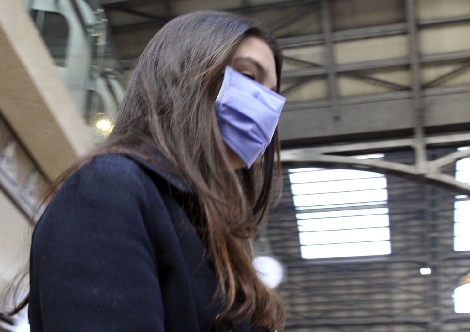Coronavirus: passeggera con mascherina protettiva alla stazione centrale di Milano