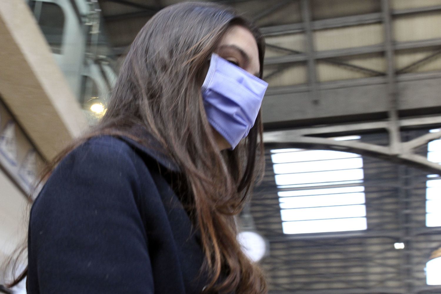 Coronavirus: passeggera con mascherina protettiva alla stazione centrale di Milano