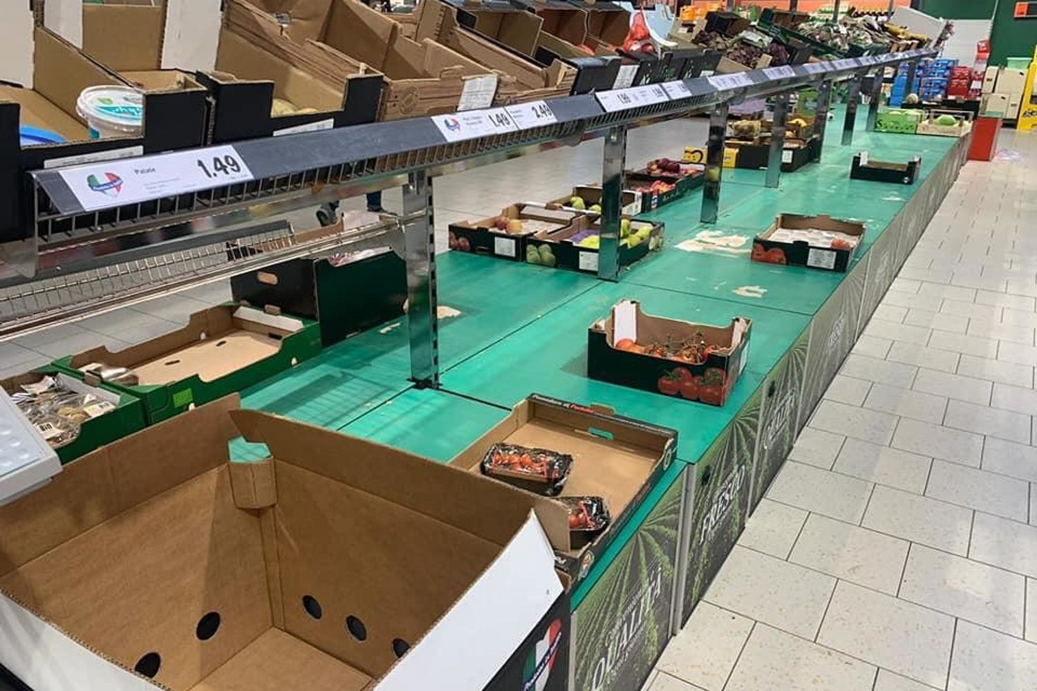 Scaffali vuoti a Peschiera Borromeo