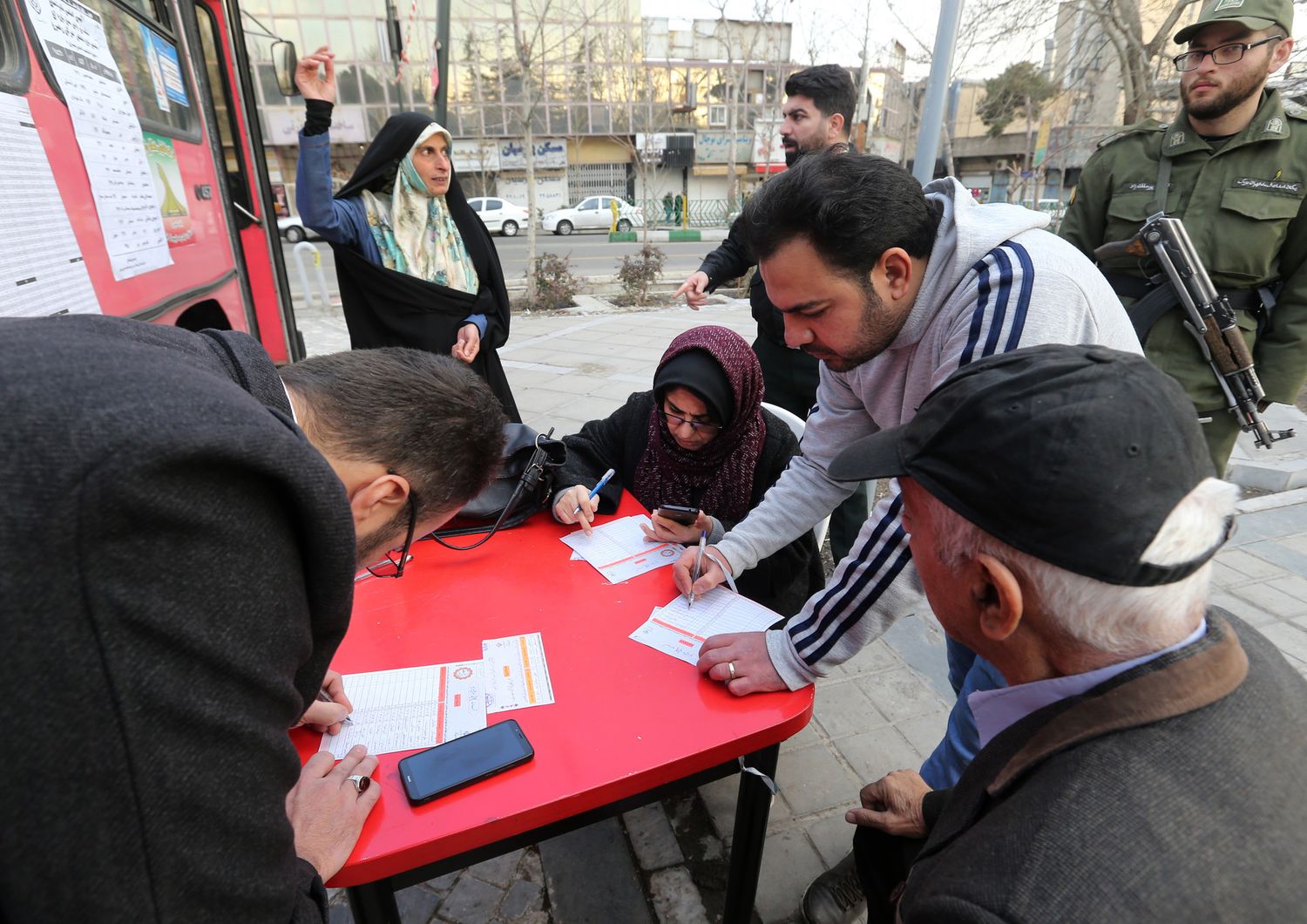 Un seggio elettorale in Iran