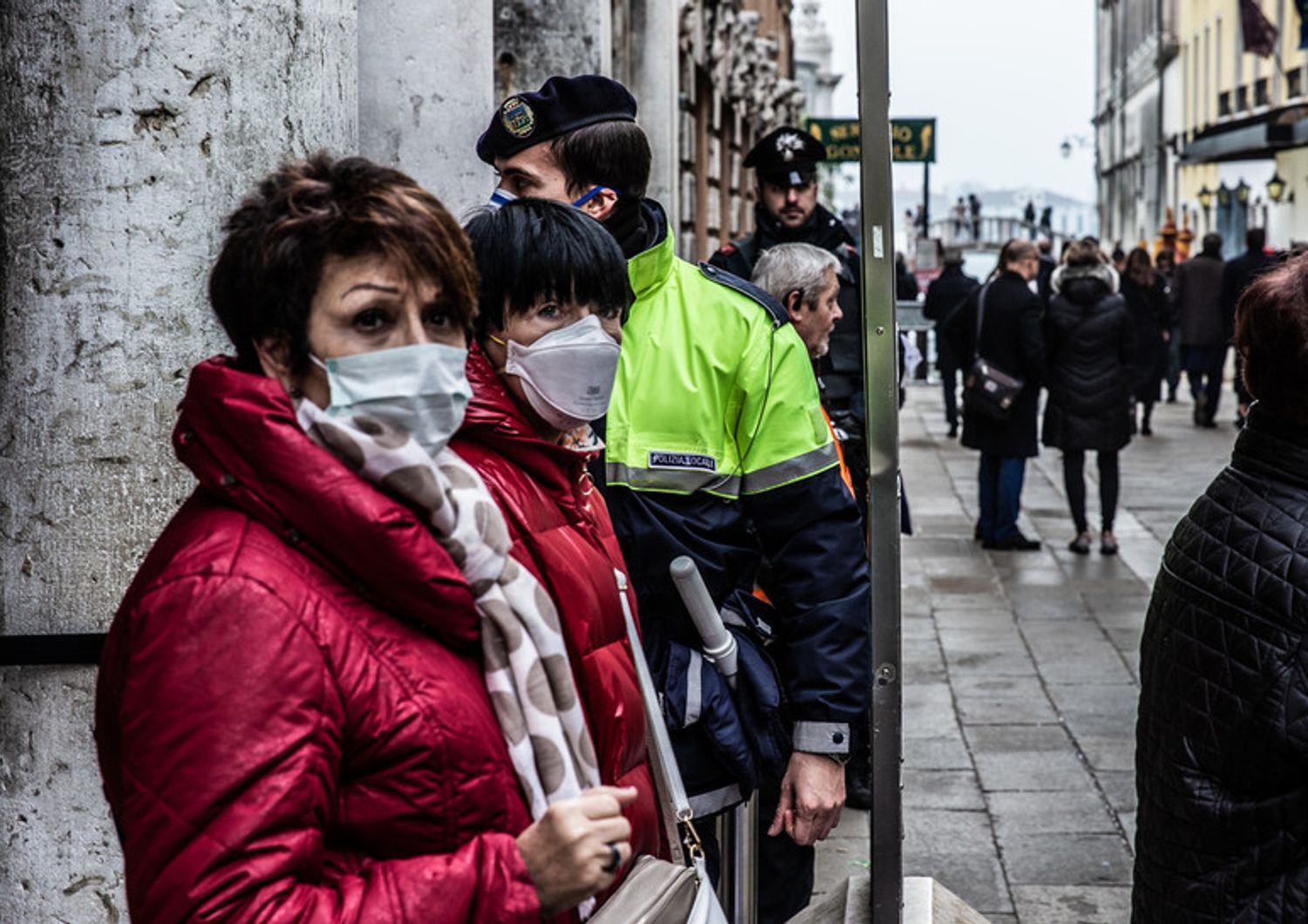 Coronavirus: passanti a Venezia con mascherine protettive