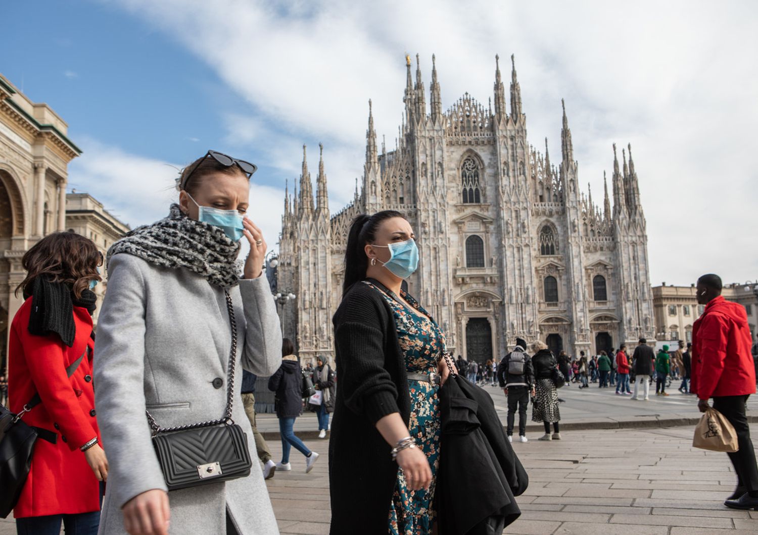 Milanesi con la mascherina davanti al Duomo di Milano