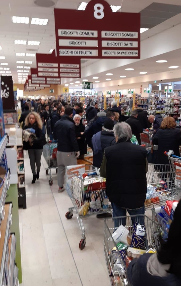 Si cerca di scaglionare gli ingressi per impedire la ressa