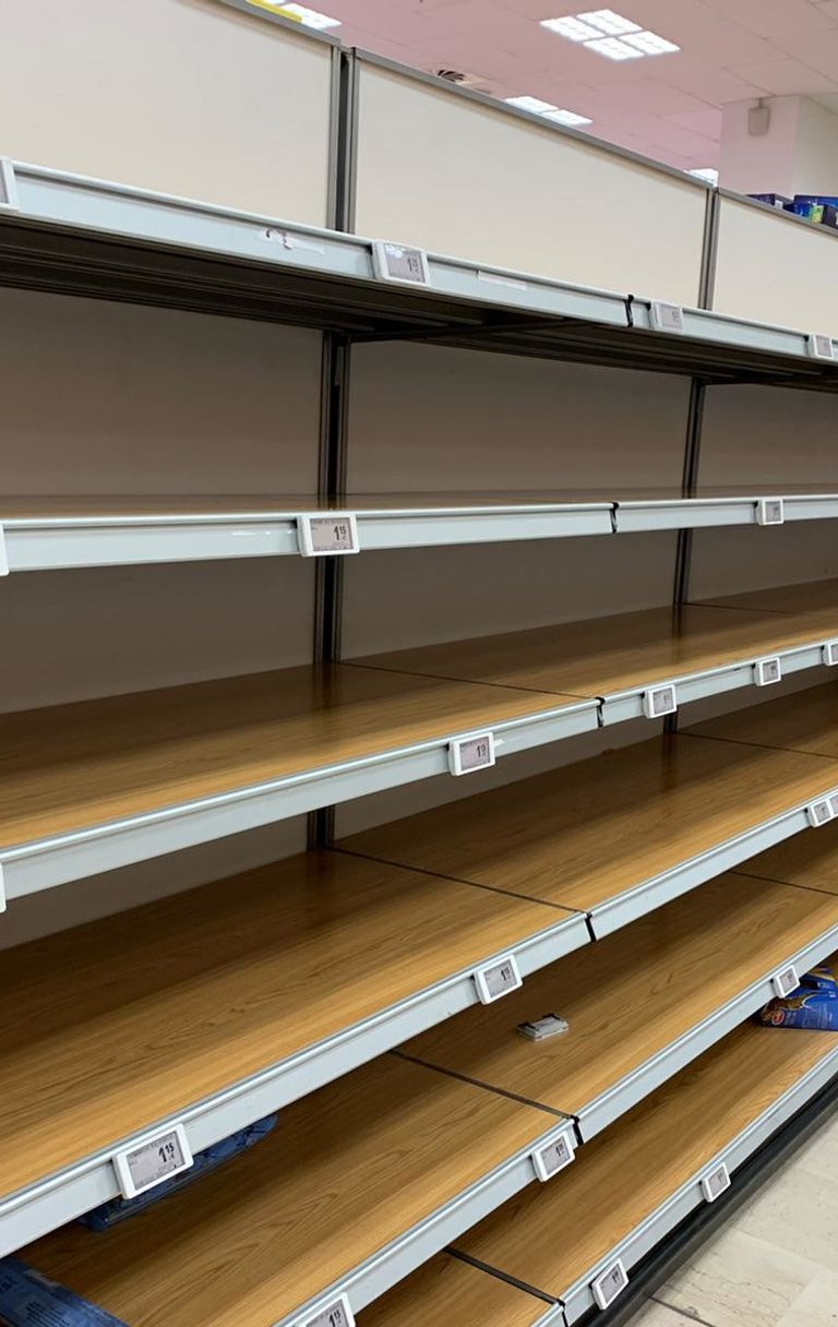 Scaffali vuoti nei supermercati di Casalpusterlengo