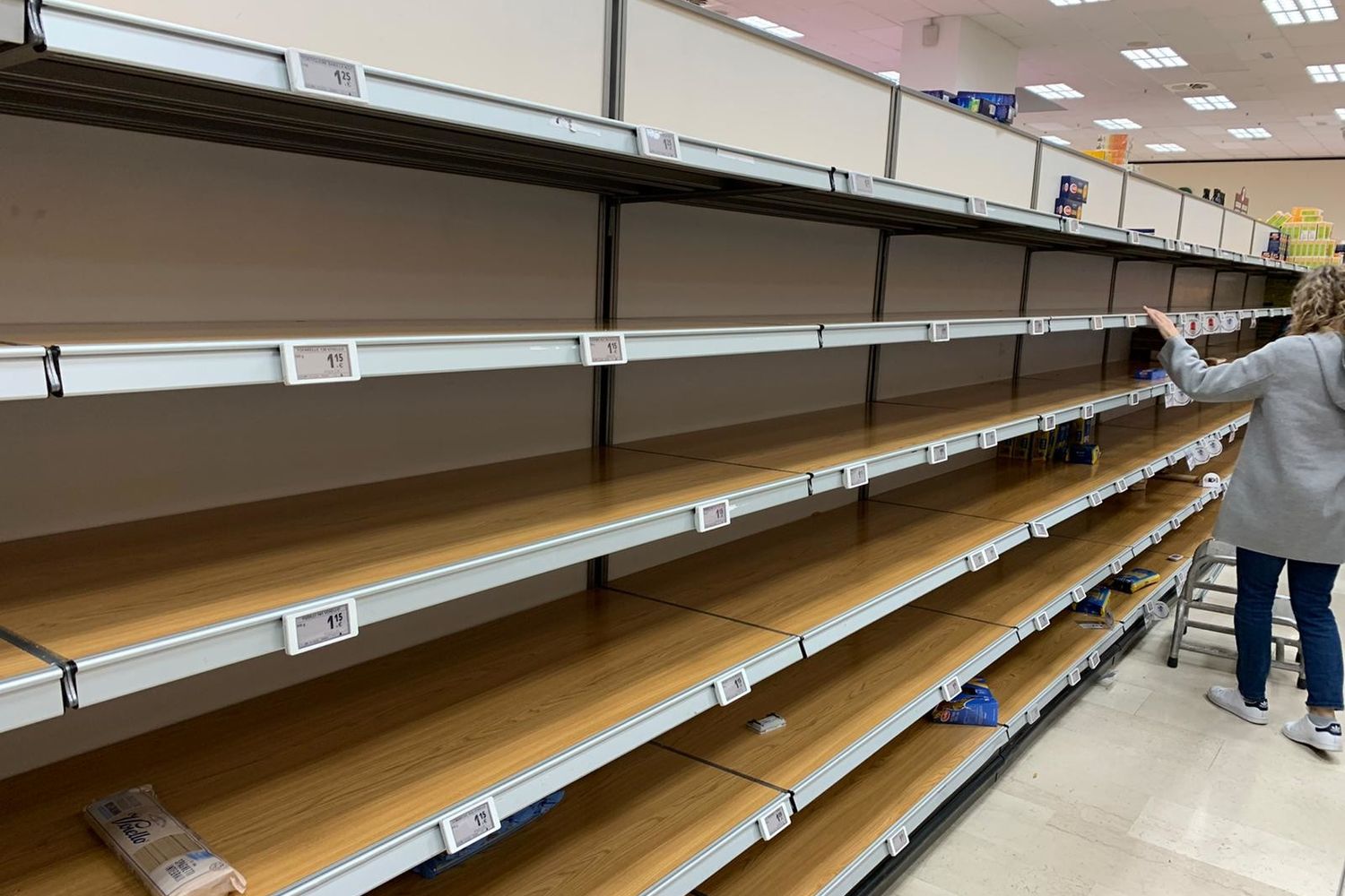 Scaffali vuoti in un supermercato del Milanese