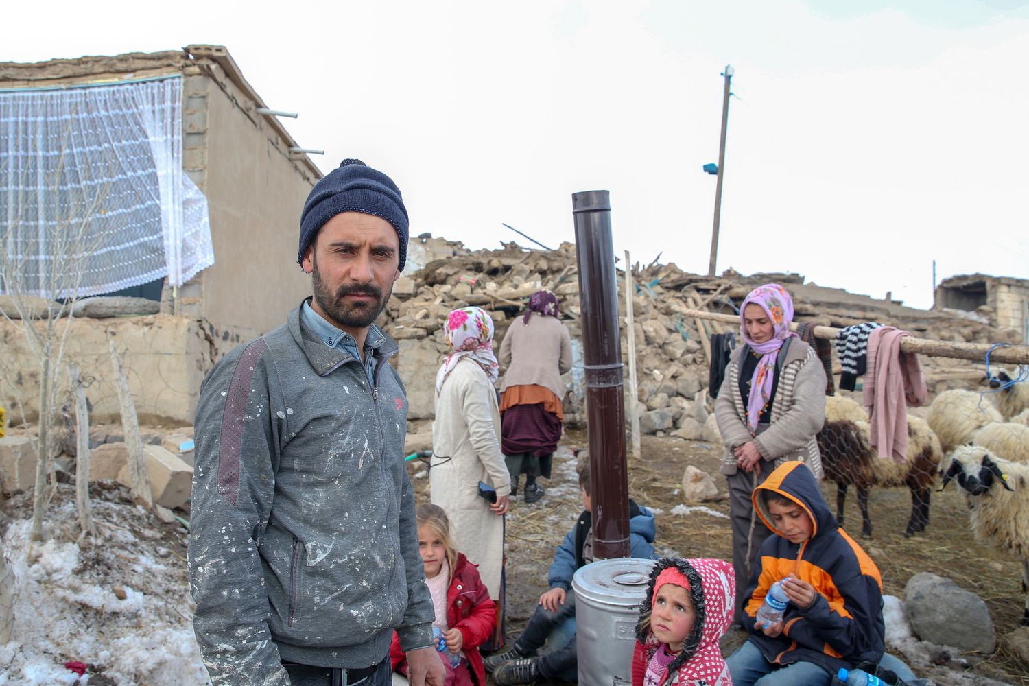 Il terremoto ha raso al suolo diversi edifici a Baskale, in Turchia