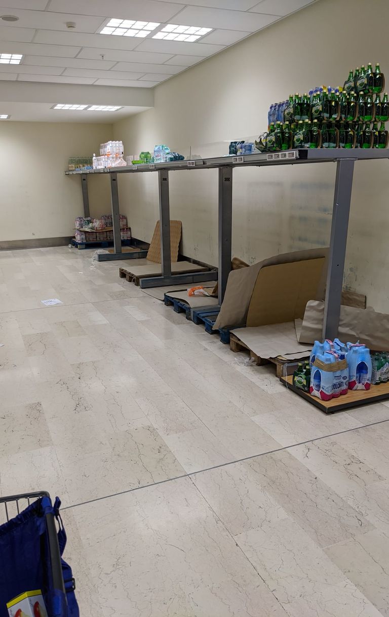 Scaffali svuotati in un supermercato della Lombardia