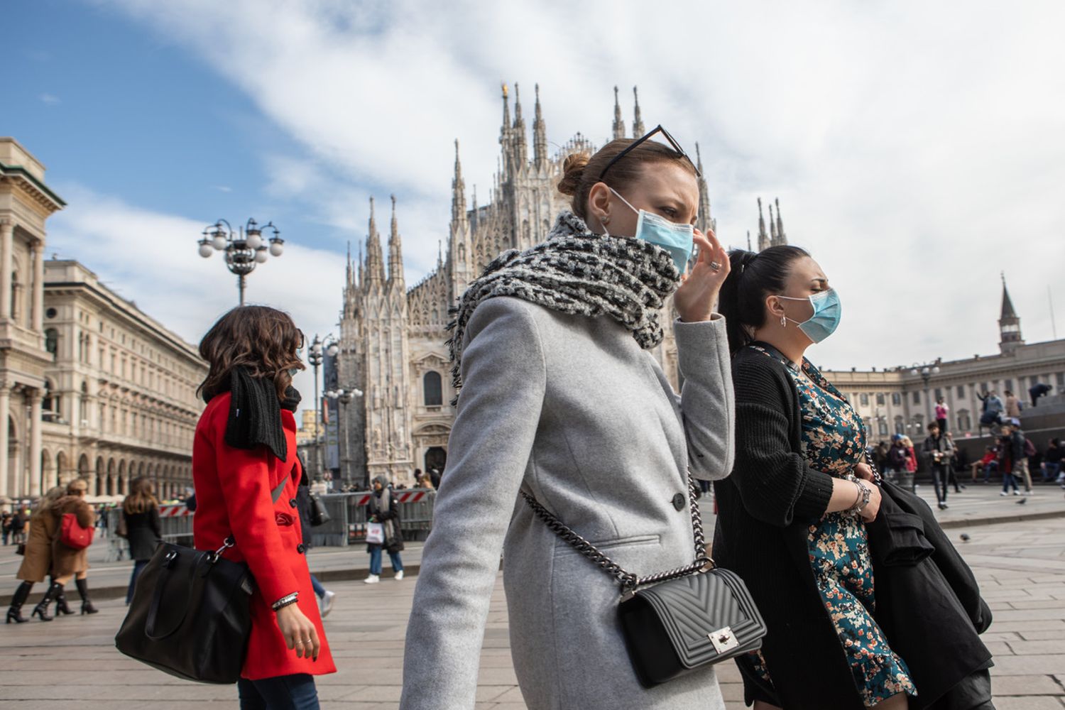 Turisti in piazza Duomo a Milano