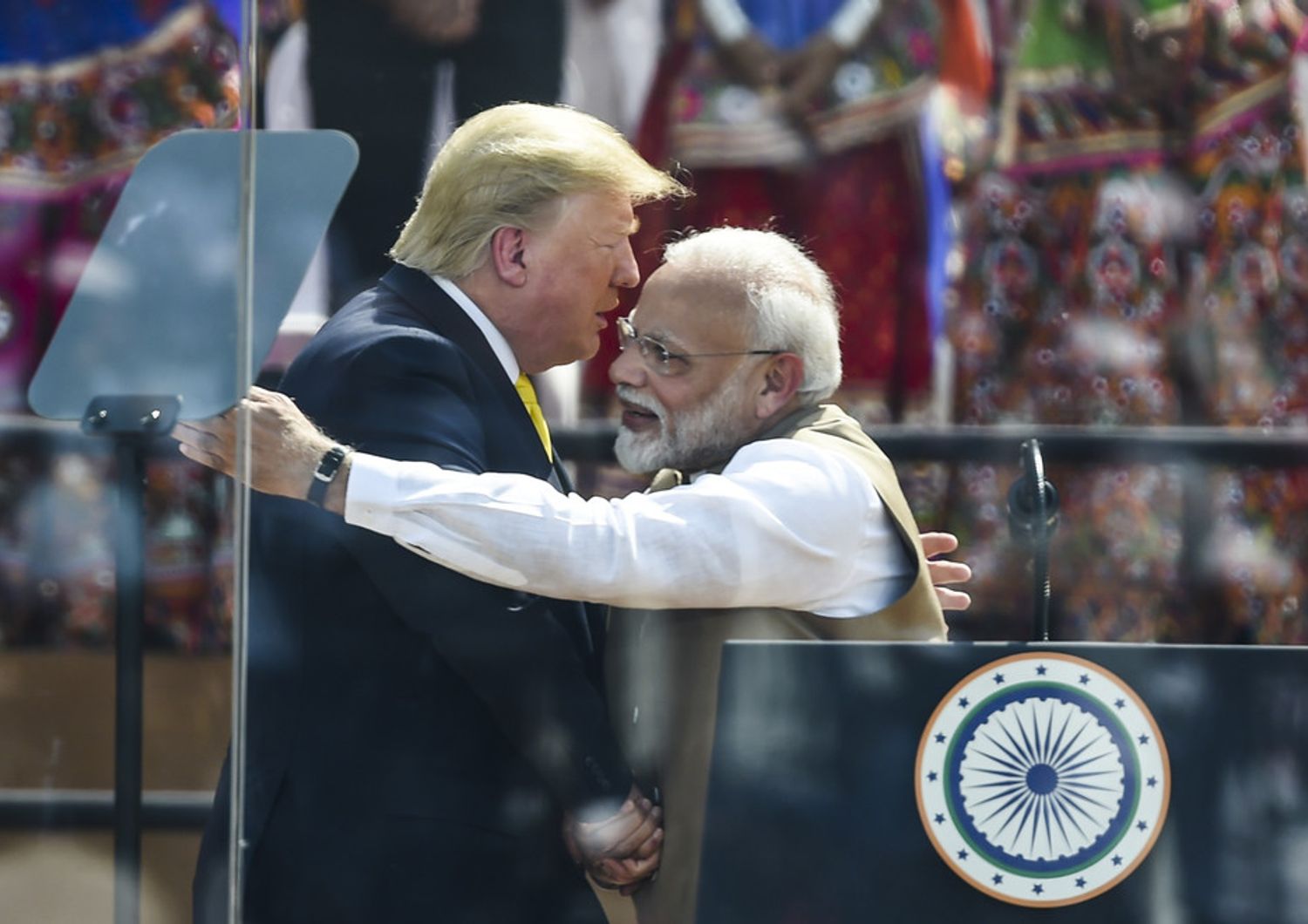 Trump accolto da Modi al suo arrivo in India