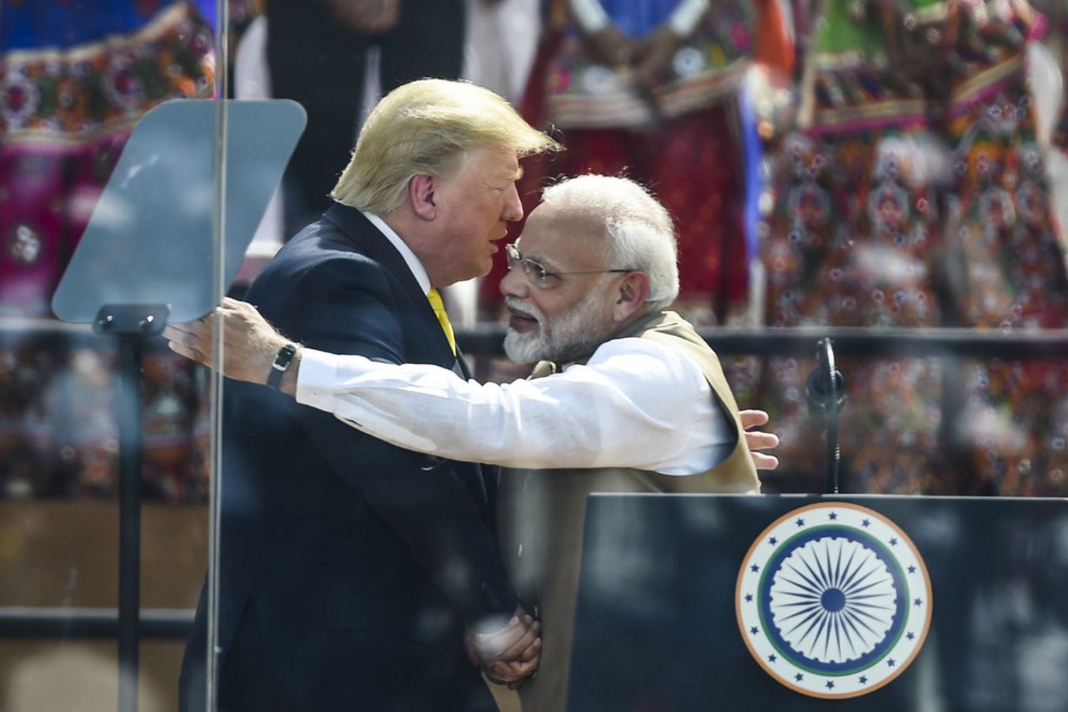 Trump accolto da Modi al suo arrivo in India