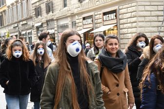 Turisti con le mascherine per le strade di Firenze