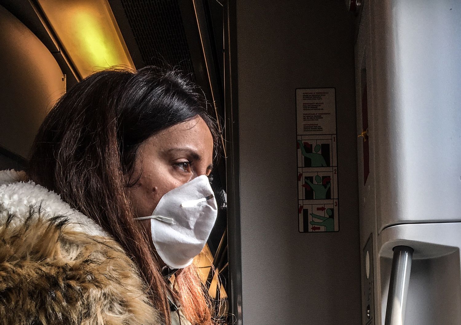Una passeggera di un treno con la mascherina alla fermata di Porta Garibaldi a Milano