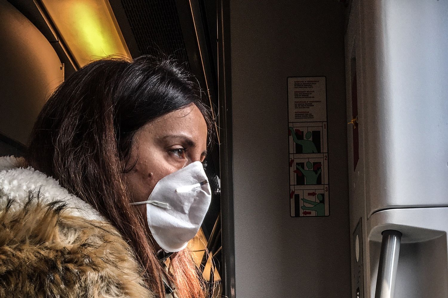 Una passeggera di un treno con la mascherina alla fermata di Porta Garibaldi a Milano