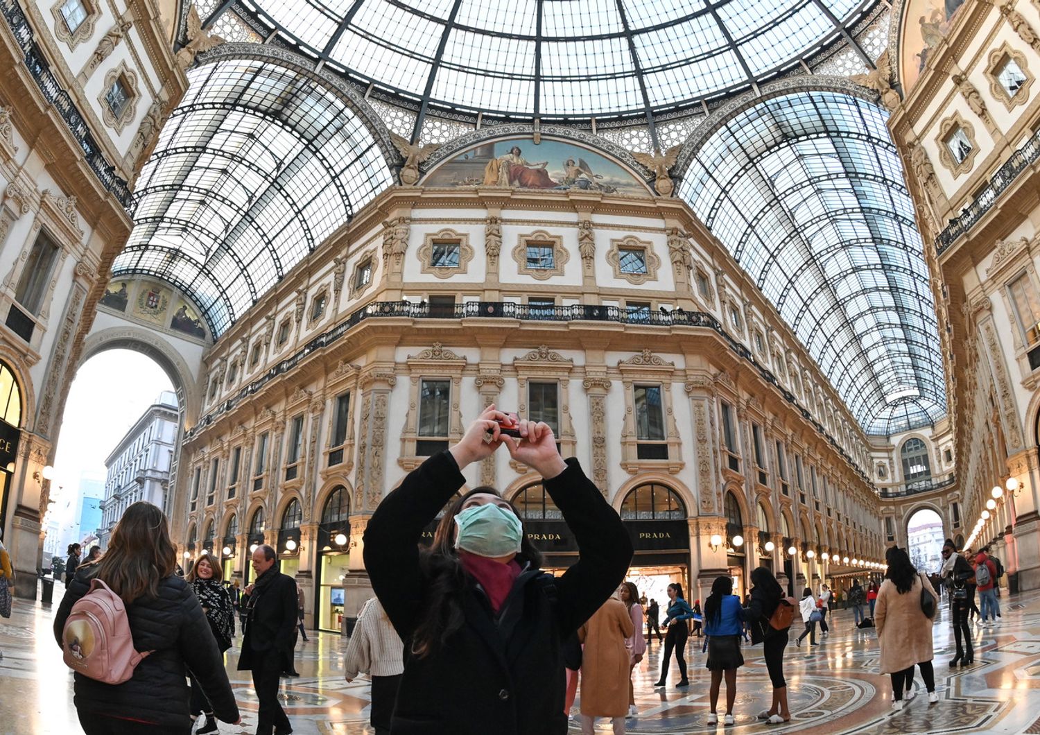 Turisti con mascherina a Milano