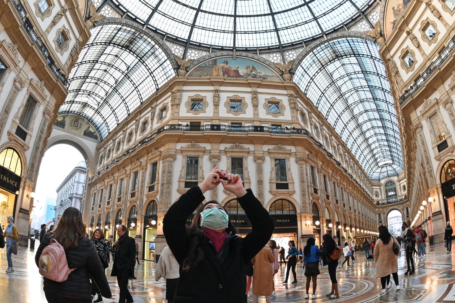 Turisti con mascherina a Milano