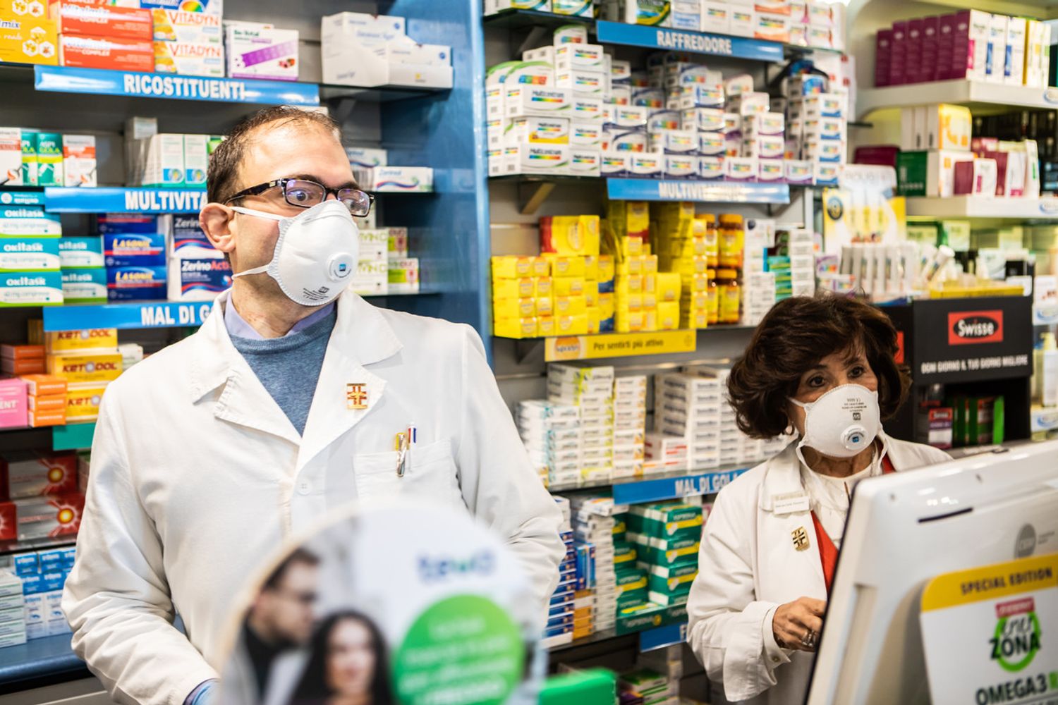 Farmacisti con la mascherina