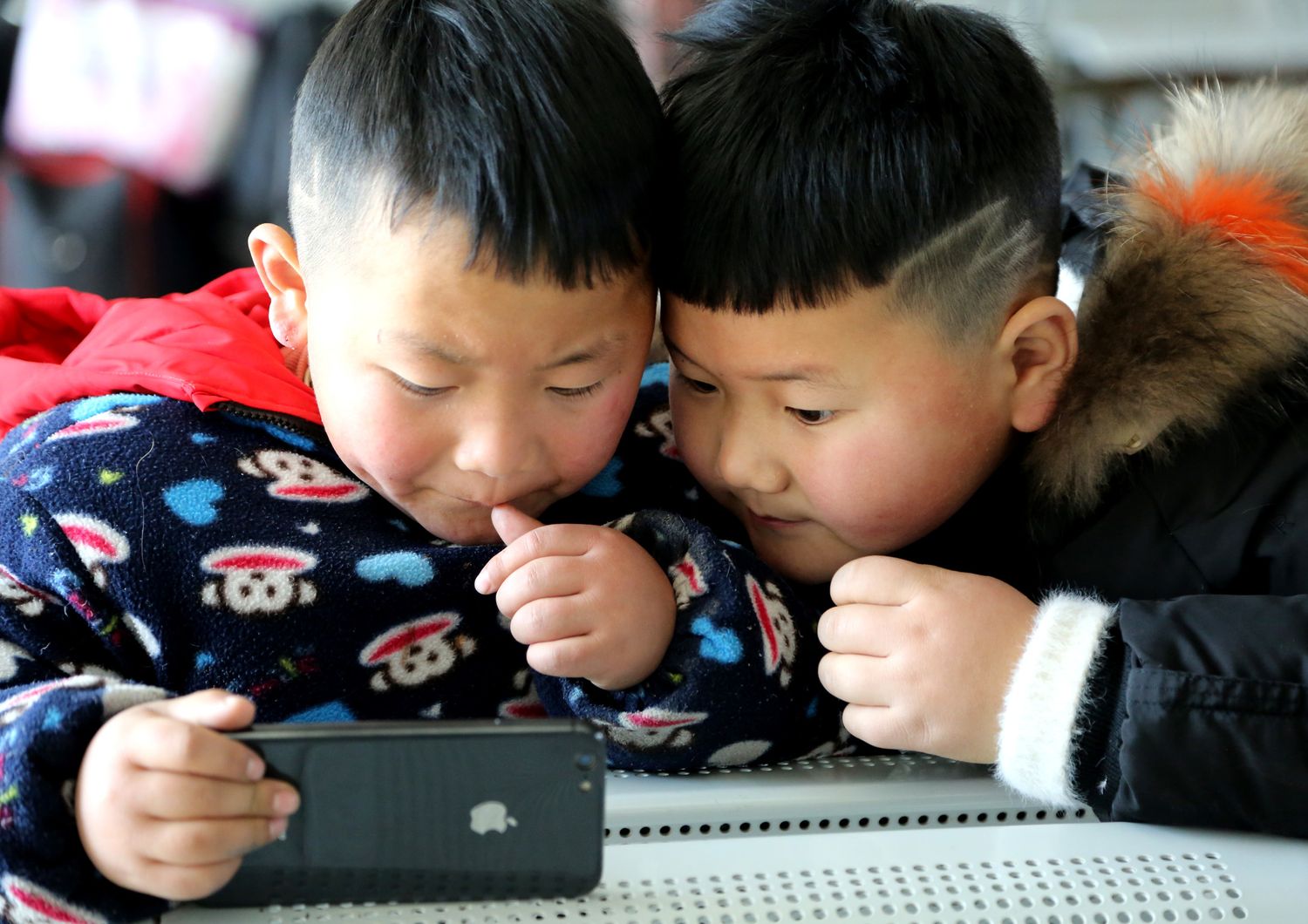 Bambini cinesi giocano con lo smartphone