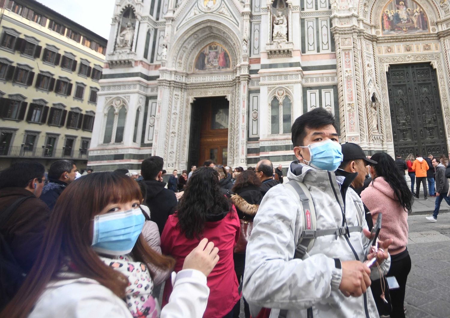 Coronavirus, turisti&nbsp;con la mascherine protettive, santa Maria del&nbsp;Fiore, Firenze