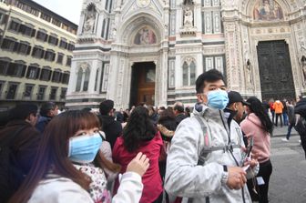 Coronavirus, turisti&nbsp;con la mascherine protettive, santa Maria del&nbsp;Fiore, Firenze