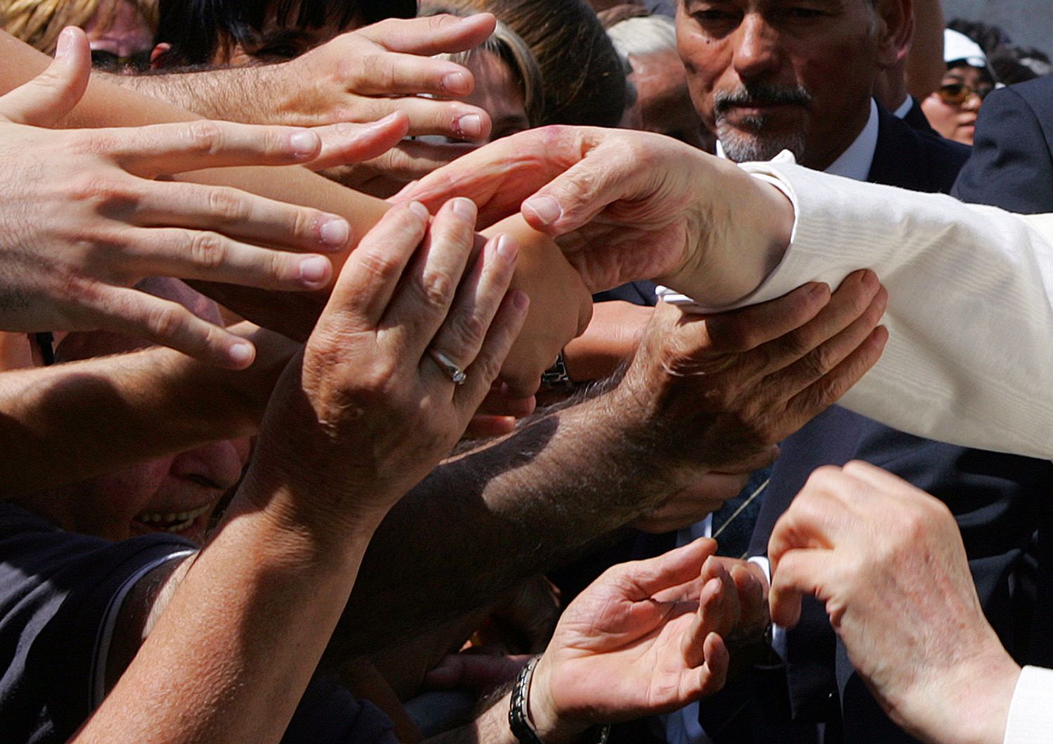 Papa Francesco stringe le mani dei fedeli