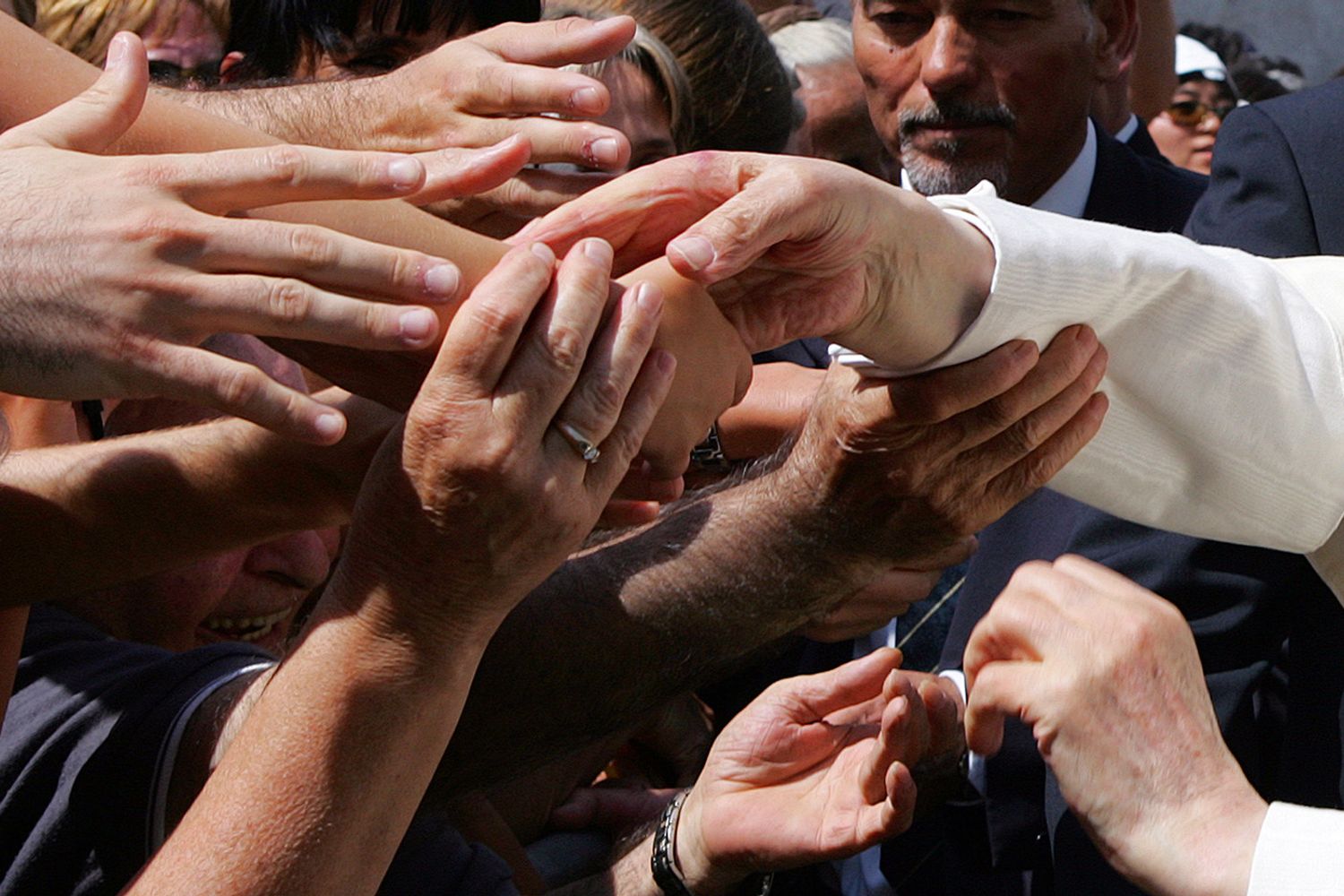 Papa Francesco stringe le mani dei fedeli