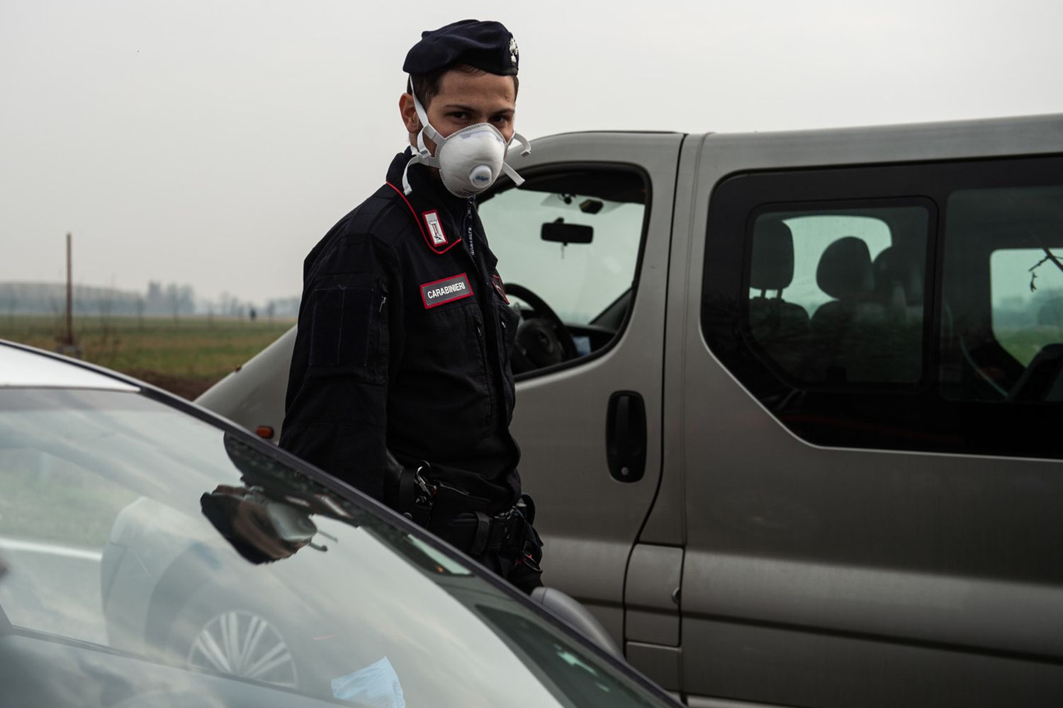 Carabiniere a un posto di blocco a Casalpusterlengo