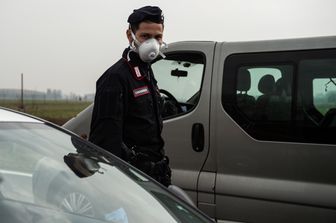 Carabiniere a un posto di blocco a Casalpusterlengo