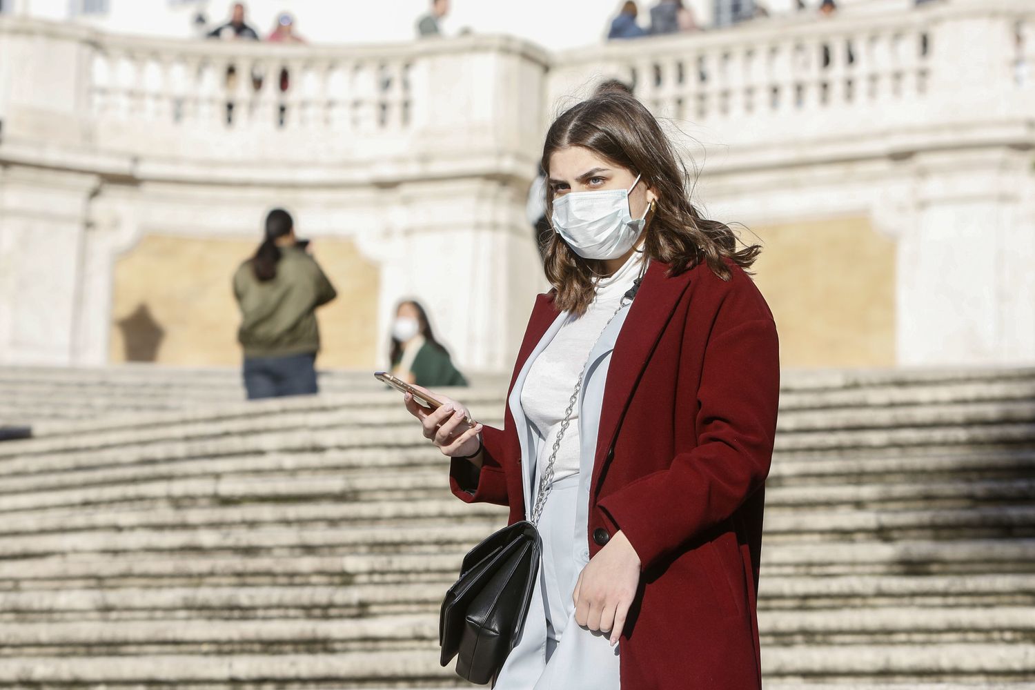 Turista con mascherina protettiva a Piazza di Spagna