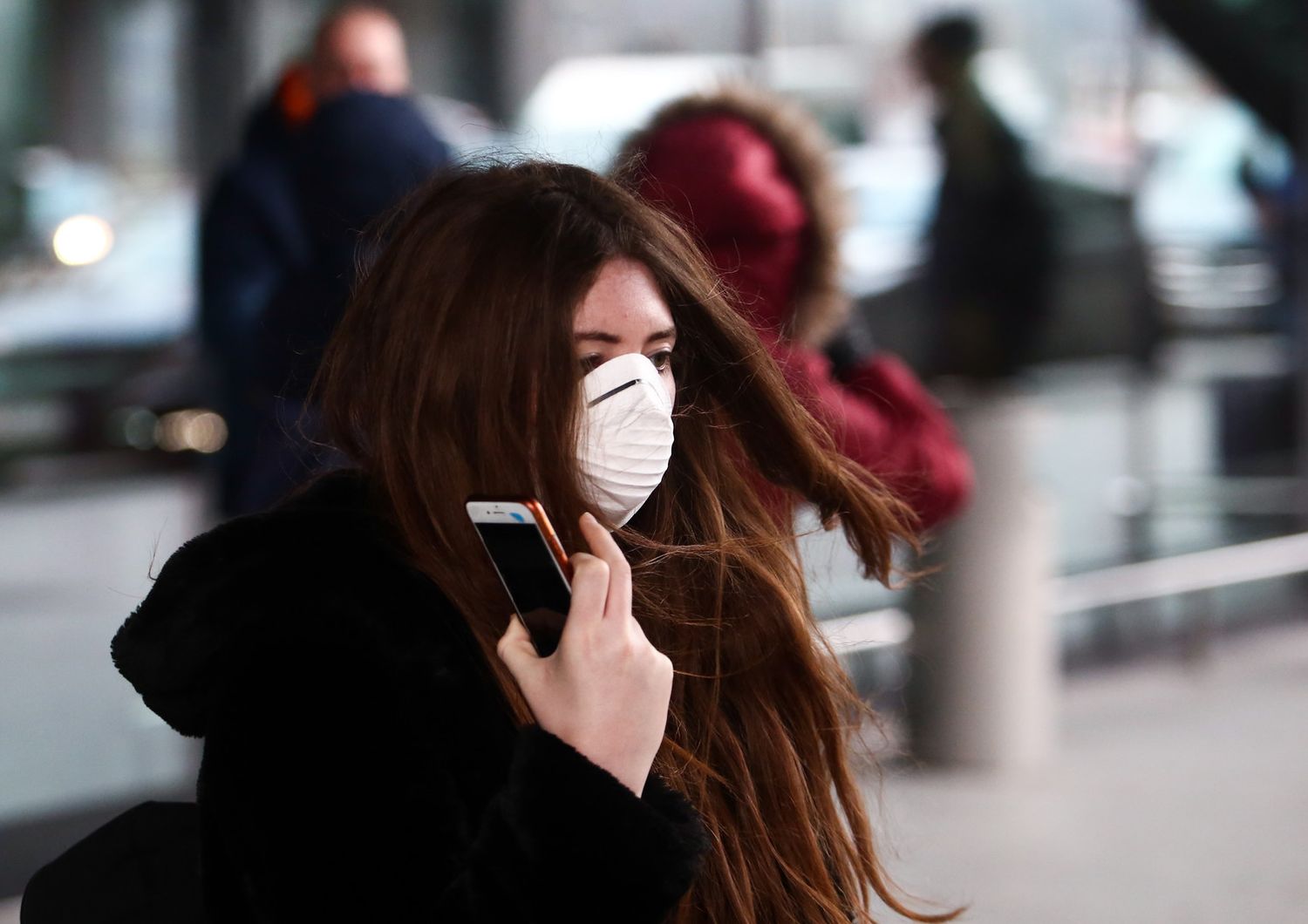 Coronavirus: turista con mascherina all'aeroporto di Cracovia