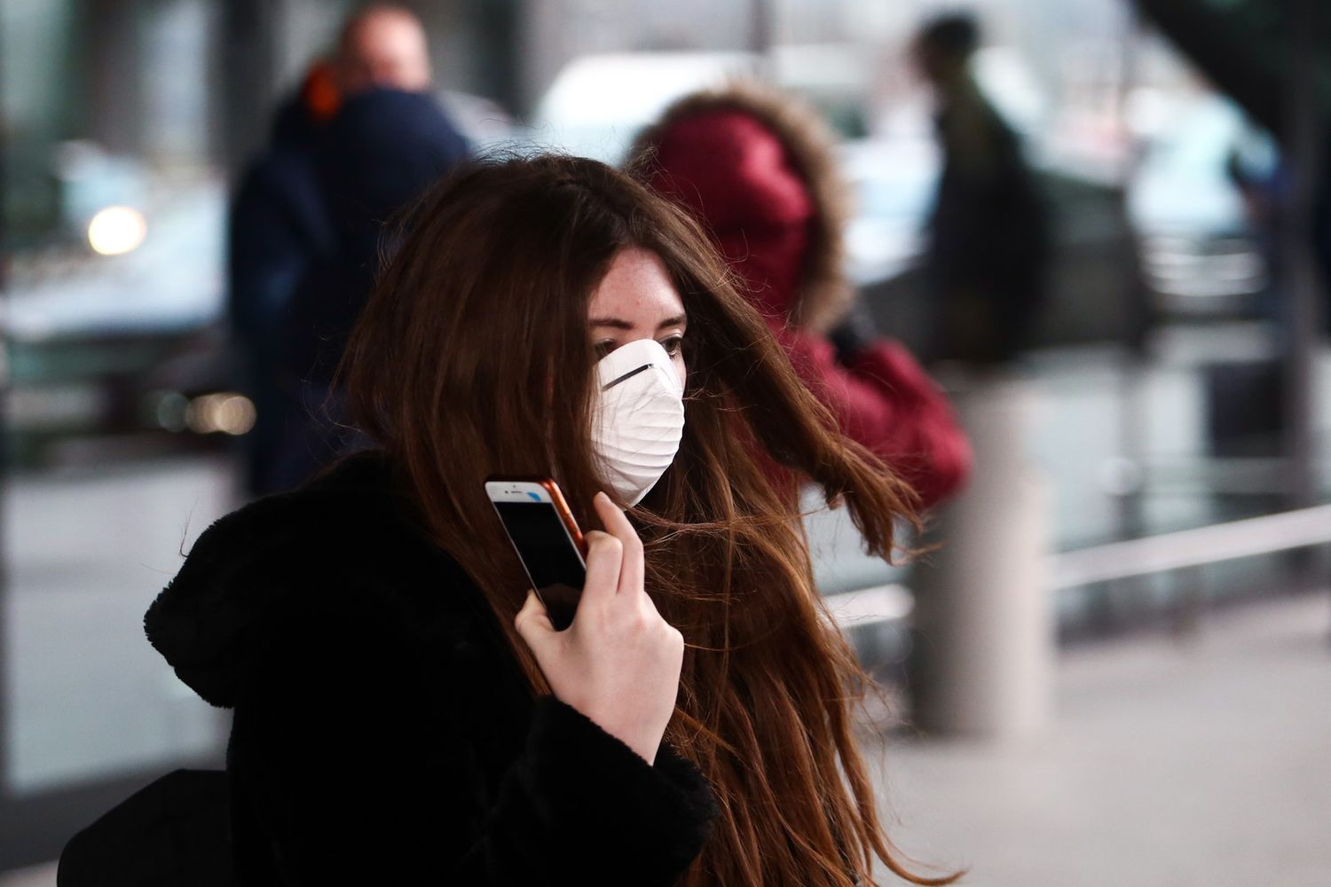 Coronavirus: turista con mascherina all'aeroporto di Cracovia