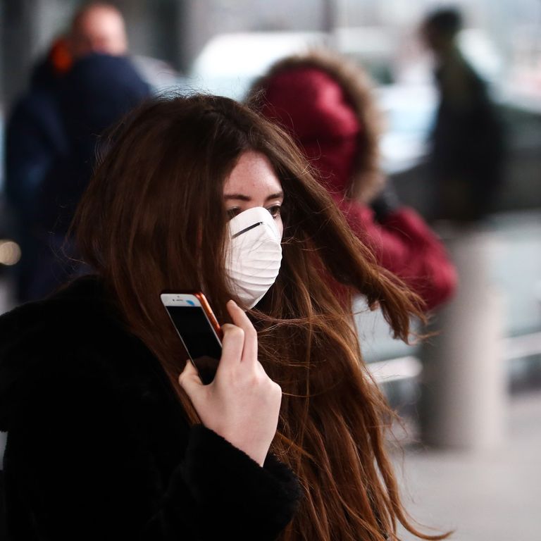 Coronavirus: turista con mascherina all'aeroporto di Cracovia