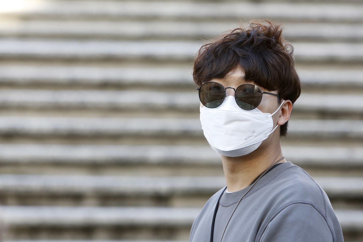 Coronavirus: turista con mascherina protettiva