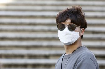 Coronavirus: turista con mascherina protettiva