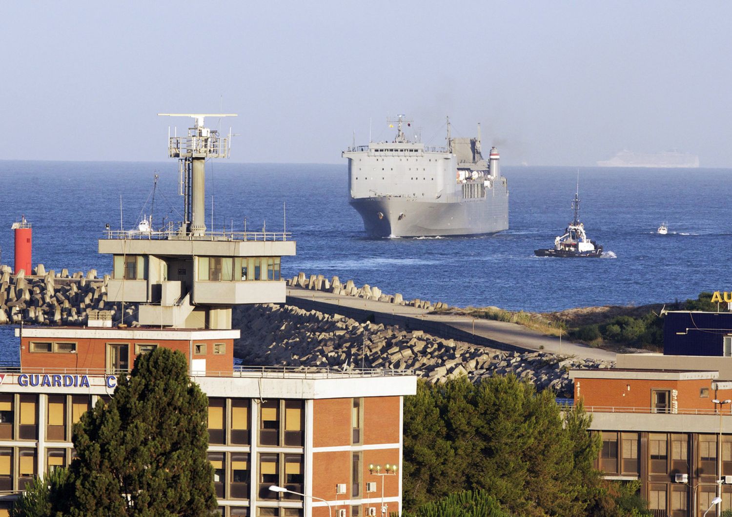 Una nave portacontainers in arrivo a Gioia Tauro