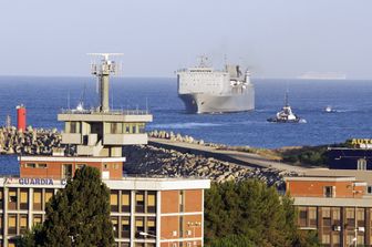 Una nave portacontainers in arrivo a Gioia Tauro
