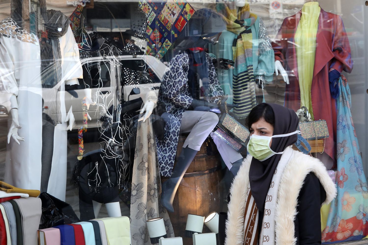 Con la mascherina contro il coronavirus per le strade di Teheran