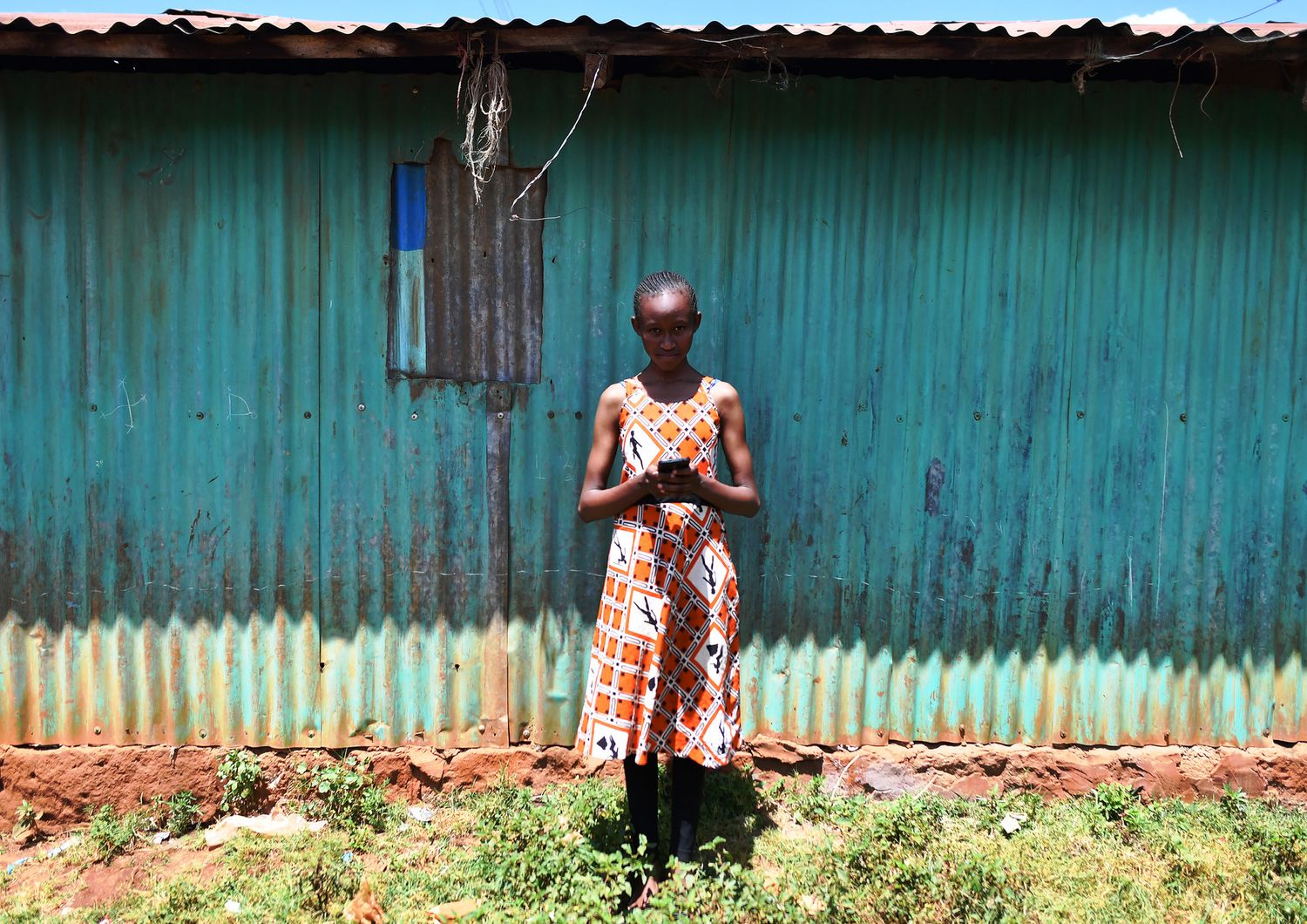 Nairobi, Kenya. Una ragazza con uno smartphone