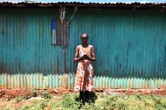 Nairobi, Kenya. Una ragazza con uno smartphone