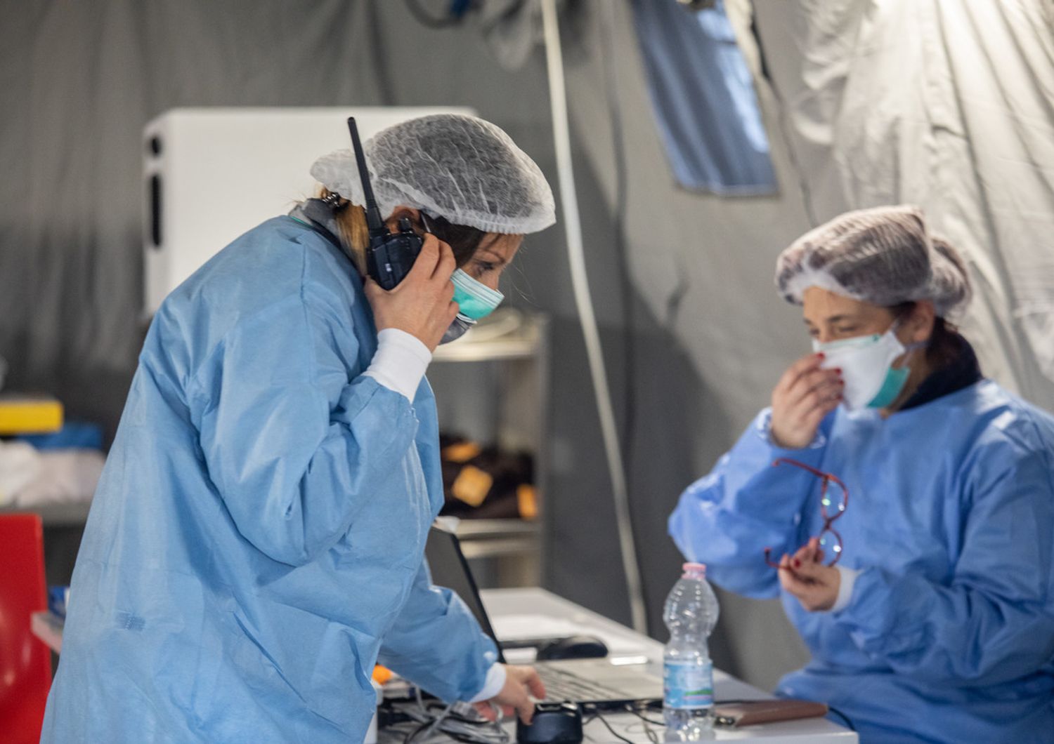 Coronavirus: la tenda pre triage allestita fuori dall'ospedale di Cremona