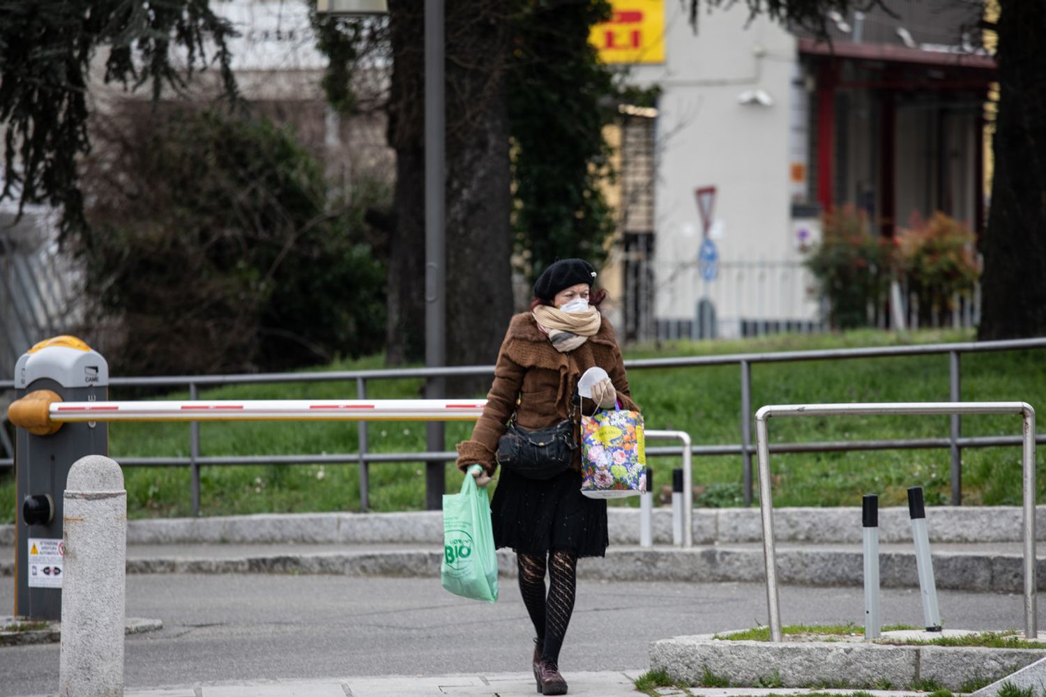 Coronavirus: una passante con una mascherina a Lodi