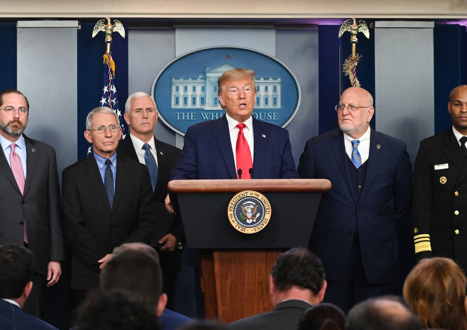 Trump in conferenza stampa con lo staff del Cdcp