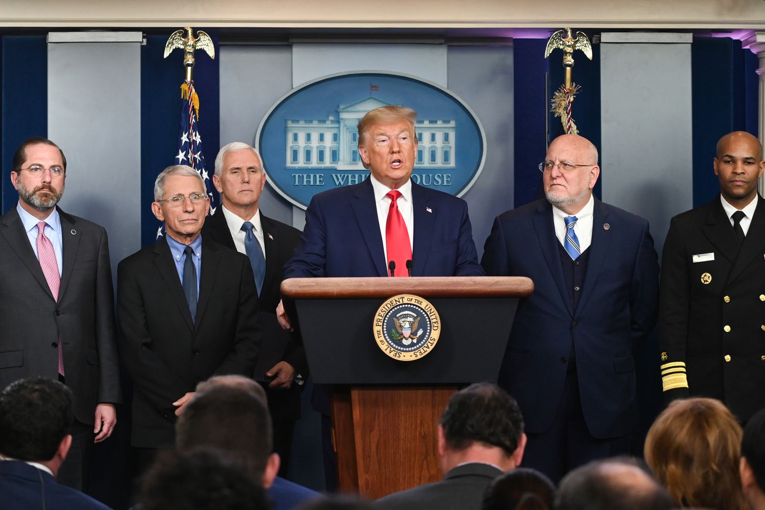 Trump in conferenza stampa con lo staff del Cdcp