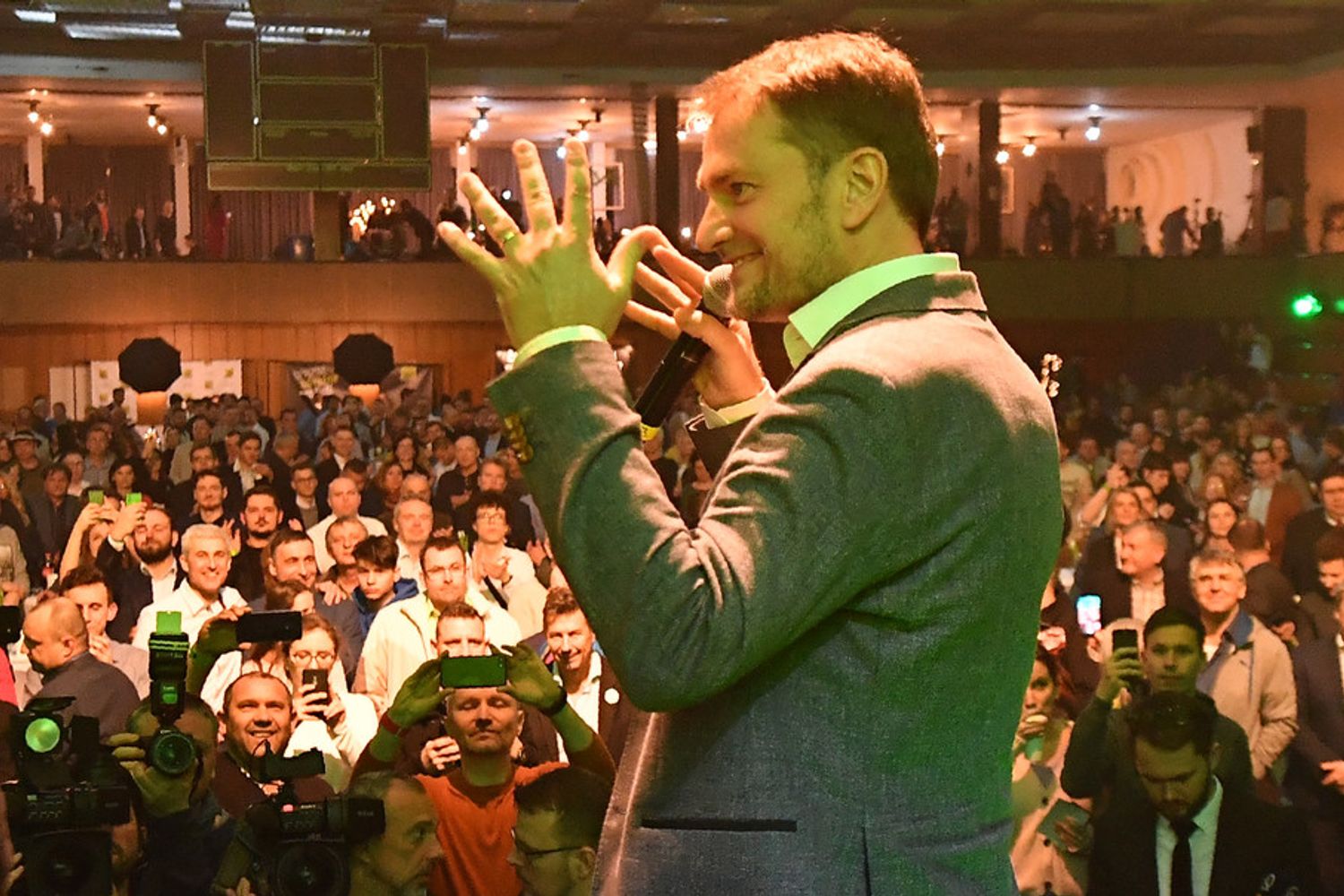 Igor Matovic esulta tra i suoi sostenitori.