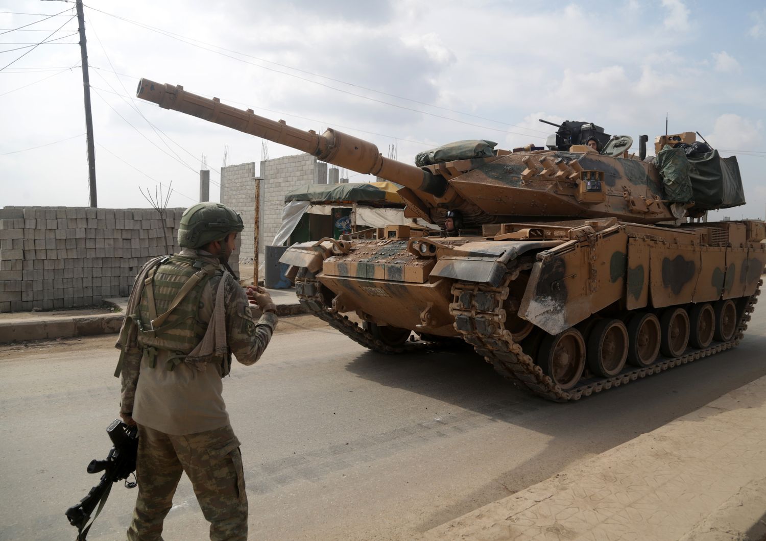 Un carro armato turco in un'operazione di pattugliamento nel Nord della Siria