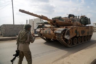 Un carro armato turco in un'operazione di pattugliamento nel Nord della Siria