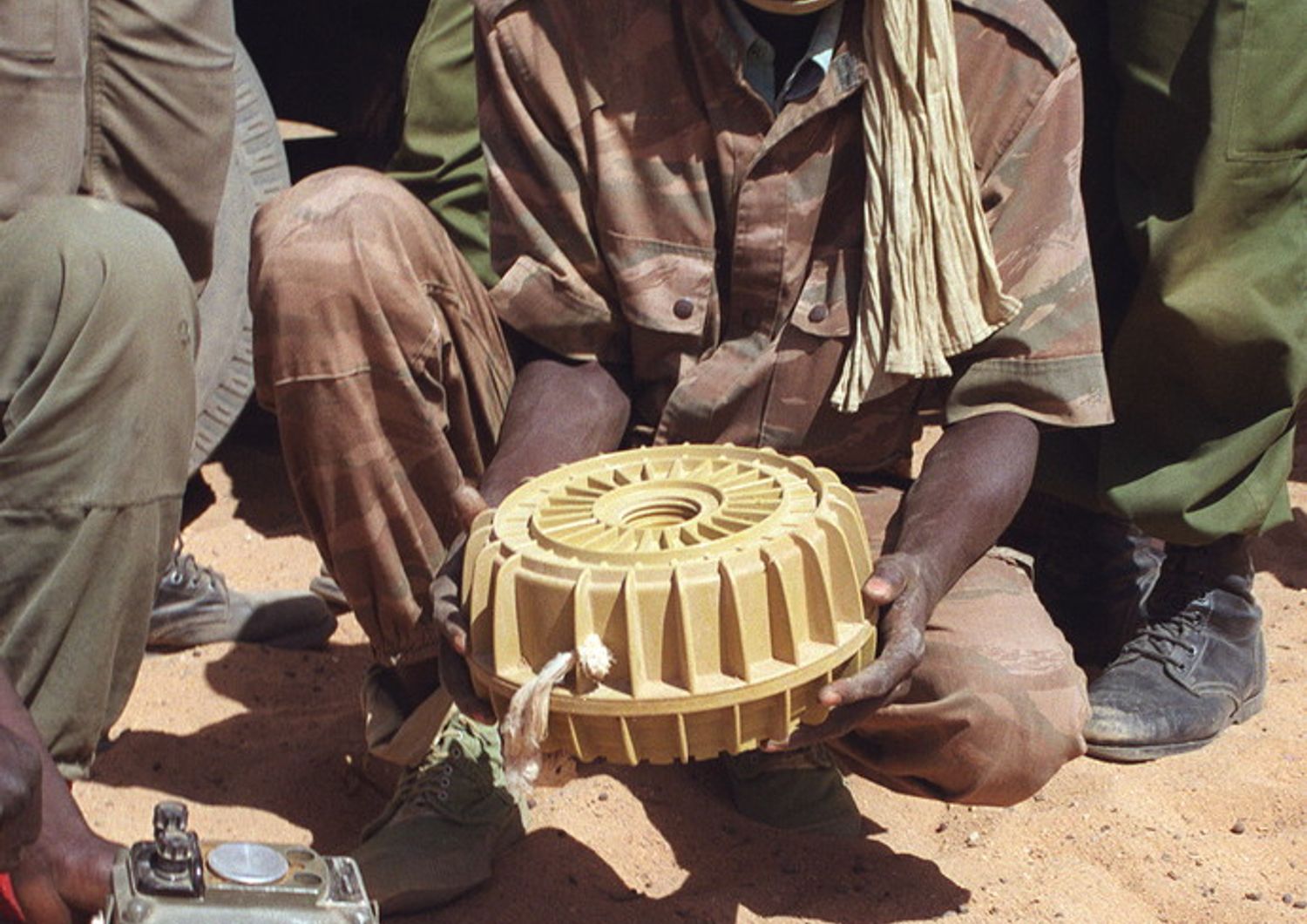 Un soldato del Ciad con una mina antiuomo