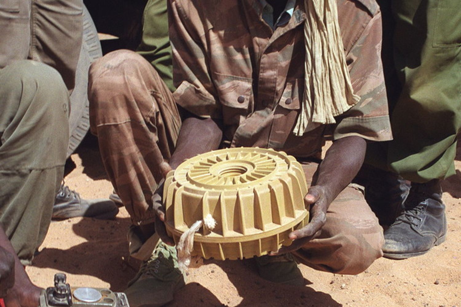 Un soldato del Ciad con una mina antiuomo