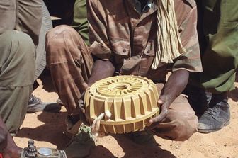 Un soldato del Ciad con una mina antiuomo