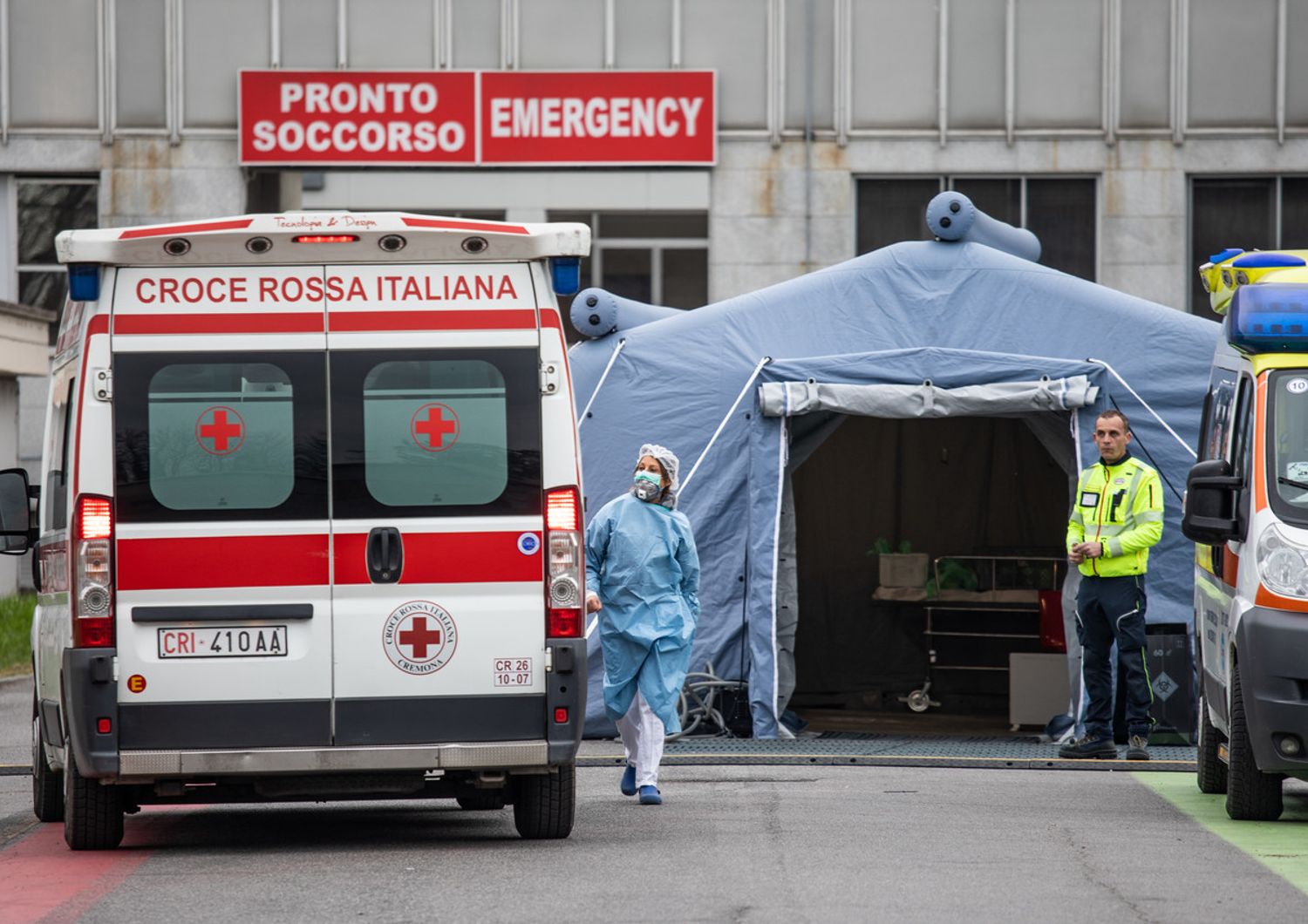 La tenda pre triage allestita fuori dall'ospedale di Cremona&nbsp;