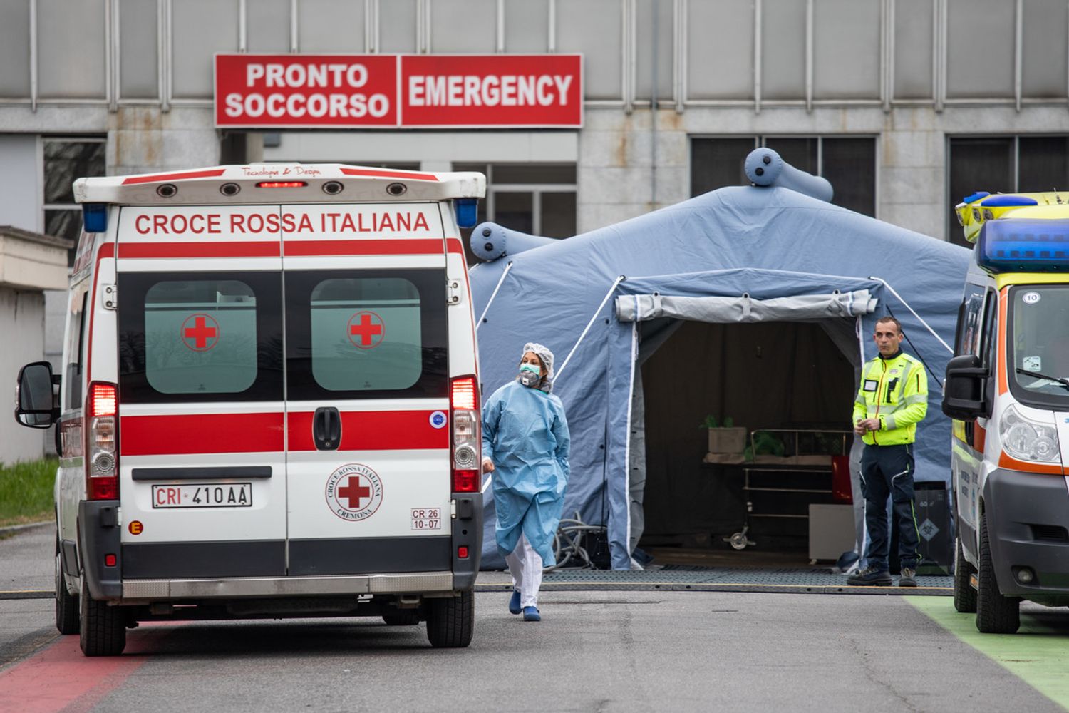 La tenda pre triage allestita fuori dall'ospedale di Cremona&nbsp;